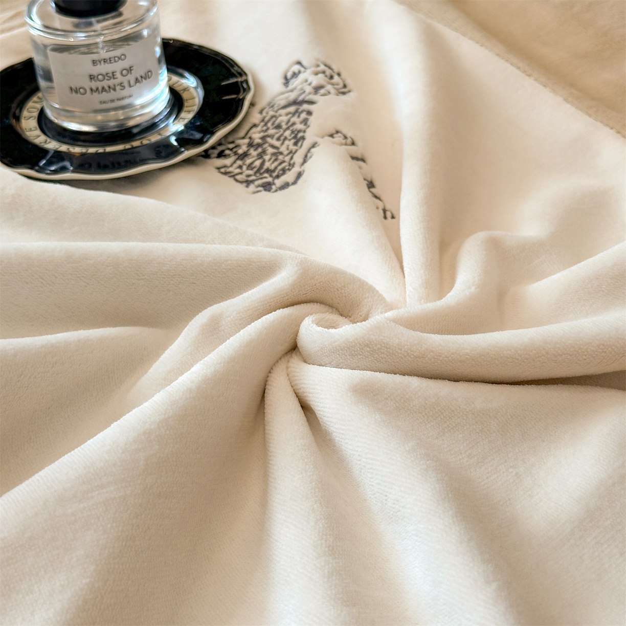 91家纺网 家纺一手货源 找家纺 （总）笙意家纺 2025新款A类牛奶绒加厚卡通刺绣四件套-旺仔