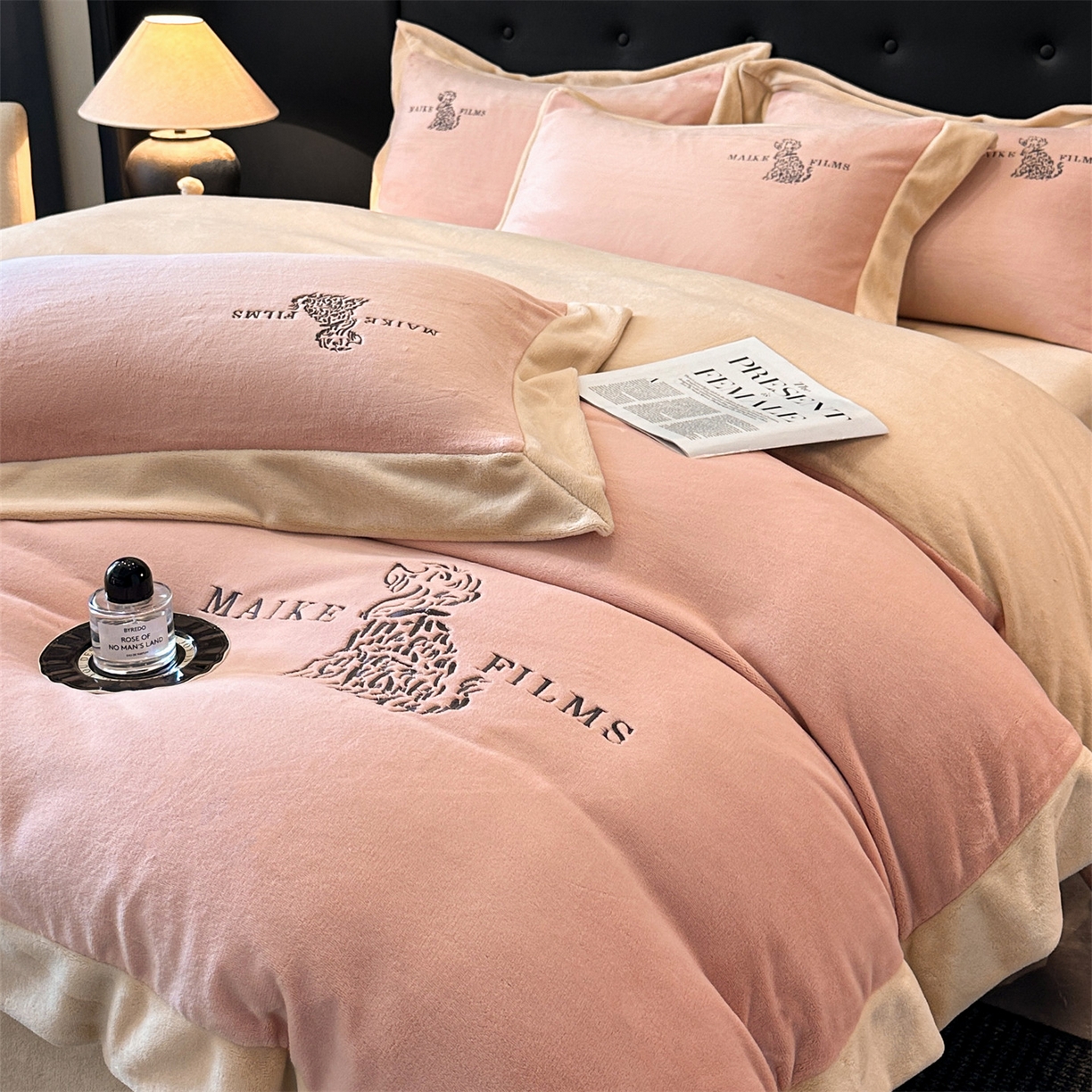 91家纺网 家纺一手货源 找家纺 笙意家纺 2025新款A类牛奶绒加厚卡通刺绣四件套-旺仔 旺仔-可可粉+香槟