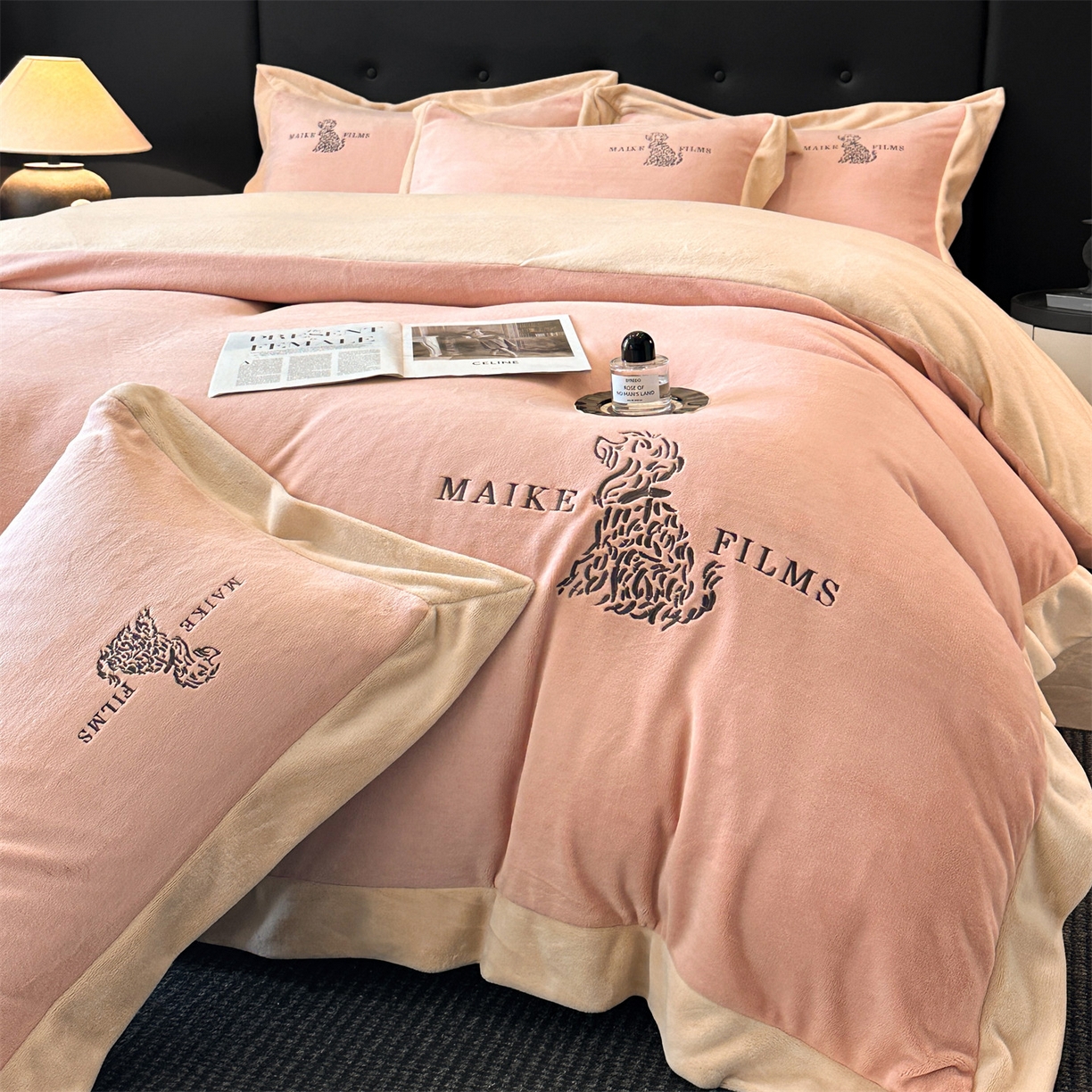 91家纺网 家纺一手货源 找家纺 笙意家纺 2025新款A类牛奶绒加厚卡通刺绣四件套-旺仔 旺仔-可可粉+香槟