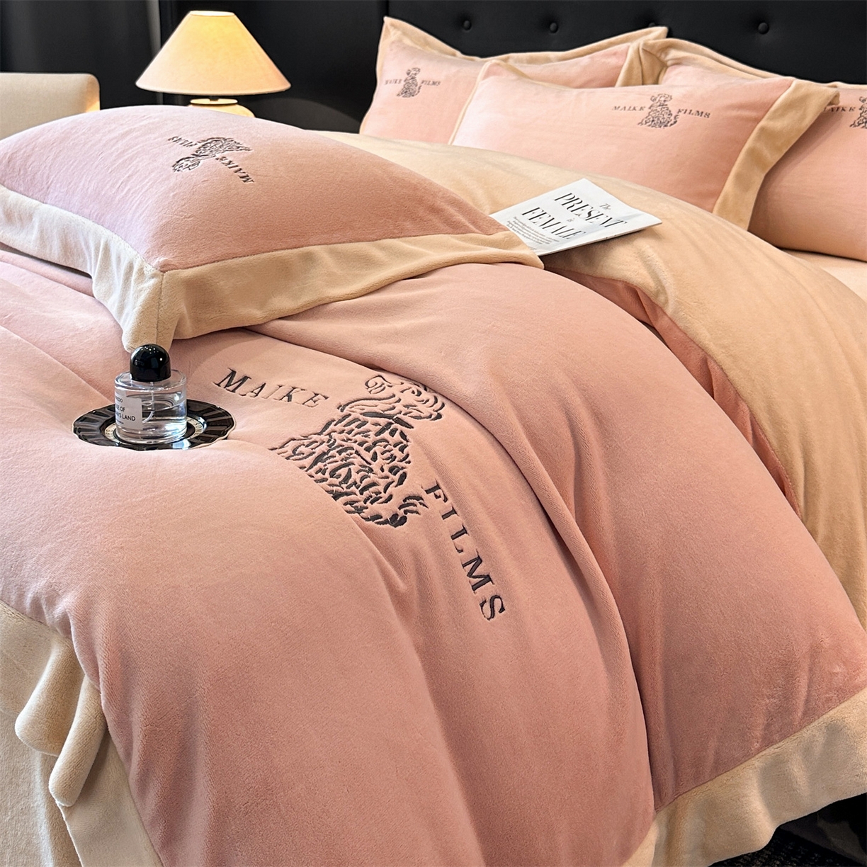 91家纺网 家纺一手货源 找家纺 笙意家纺 2025新款A类牛奶绒加厚卡通刺绣四件套-旺仔 旺仔-可可粉+香槟