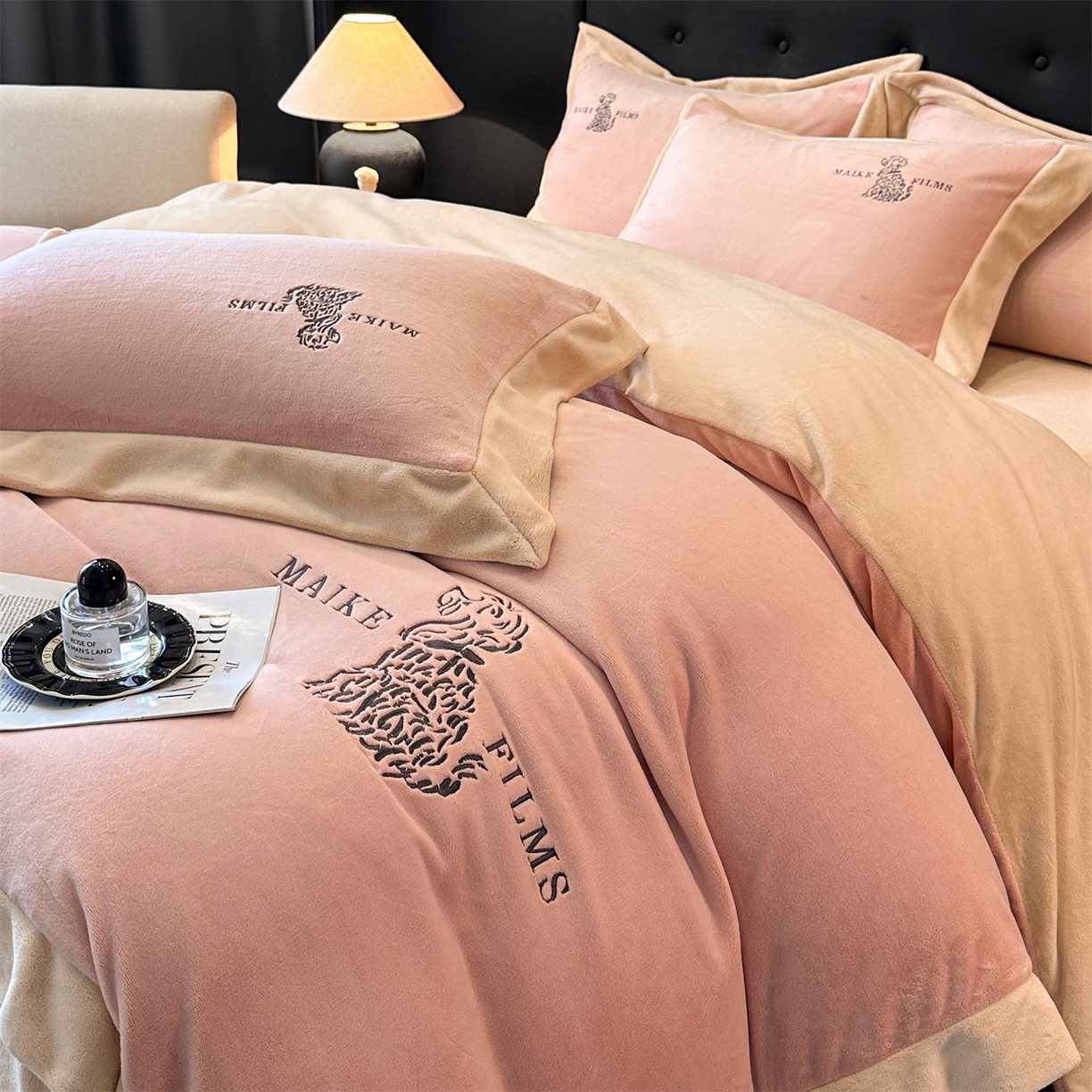 91家纺网 家纺一手货源 找家纺 笙意家纺 2025新款A类牛奶绒加厚卡通刺绣四件套-旺仔 旺仔-可可粉+香槟