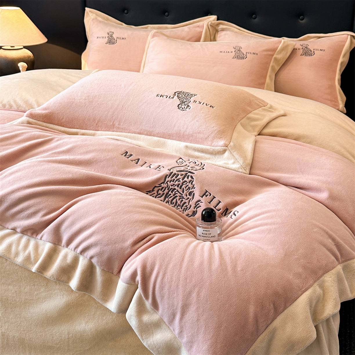 91家纺网 家纺一手货源 找家纺 笙意家纺 2025新款A类牛奶绒加厚卡通刺绣四件套-旺仔 旺仔-可可粉+香槟