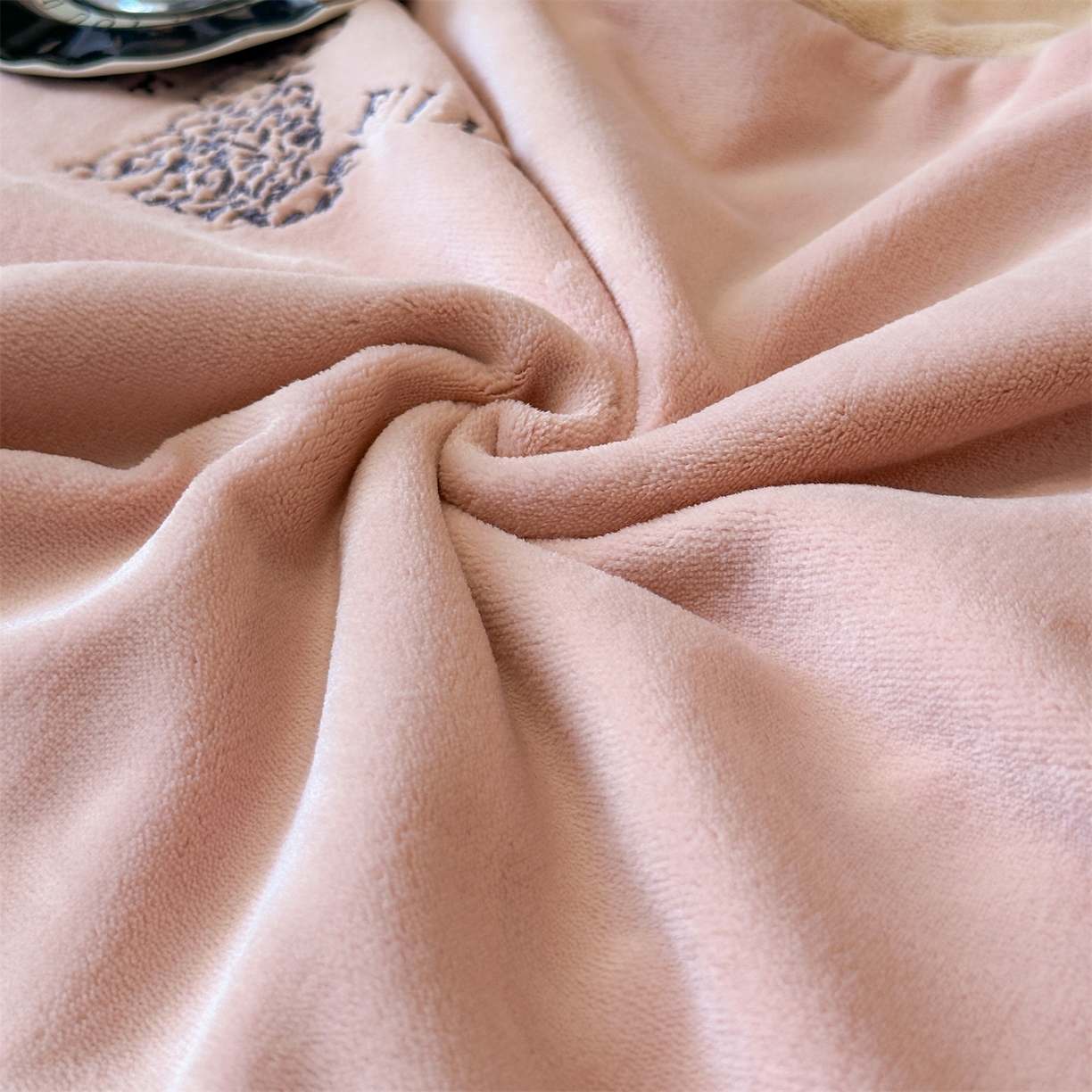 91家纺网 家纺一手货源 找家纺 笙意家纺 2025新款A类牛奶绒加厚卡通刺绣四件套-旺仔 旺仔-可可粉+香槟