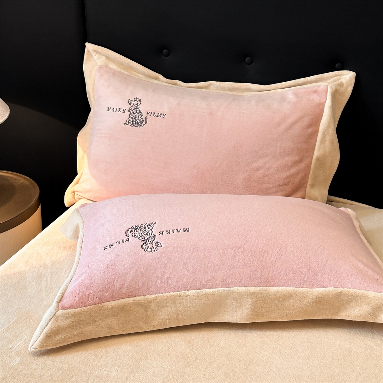 91家纺网 家纺一手货源 找家纺 笙意家纺 2025新款A类牛奶绒加厚卡通刺绣四件套-旺仔 旺仔-可可粉+香槟