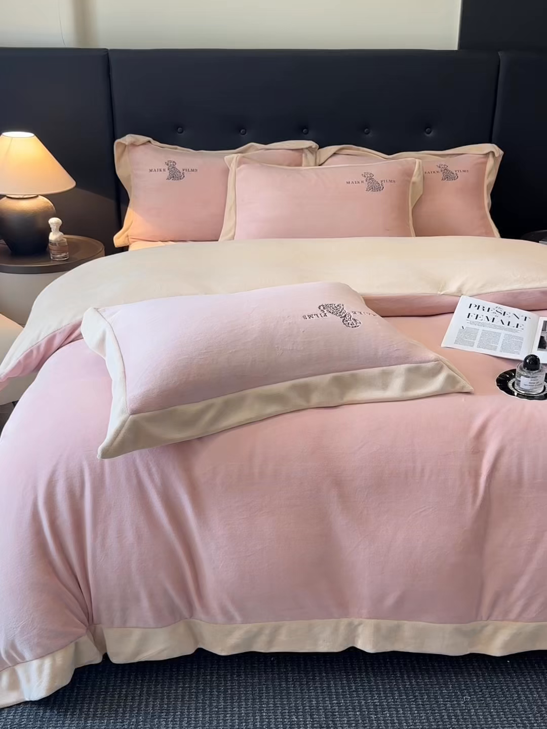 91家纺网 家纺一手货源 找家纺 笙意家纺 2025新款A类牛奶绒加厚卡通刺绣四件套-旺仔 旺仔-可可粉+香槟