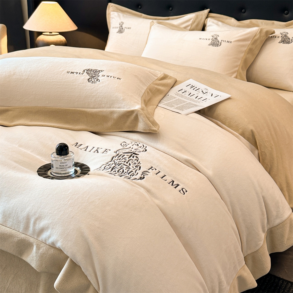 91家纺网 家纺一手货源 找家纺 笙意家纺 2025新款A类牛奶绒加厚卡通刺绣四件套-旺仔 旺仔-奶昔白+奶茶