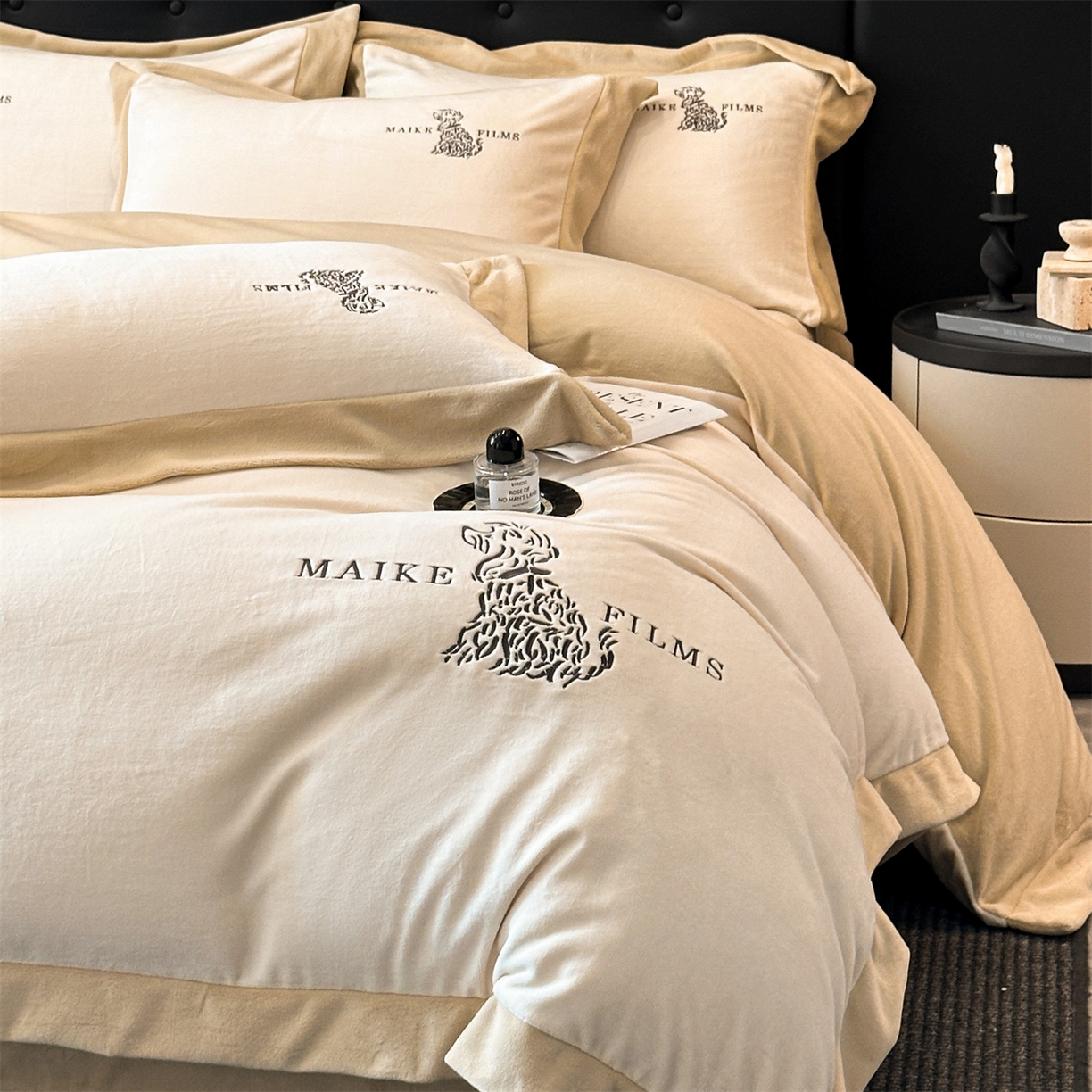 91家纺网 家纺一手货源 找家纺 笙意家纺 2025新款A类牛奶绒加厚卡通刺绣四件套-旺仔 旺仔-奶昔白+奶茶