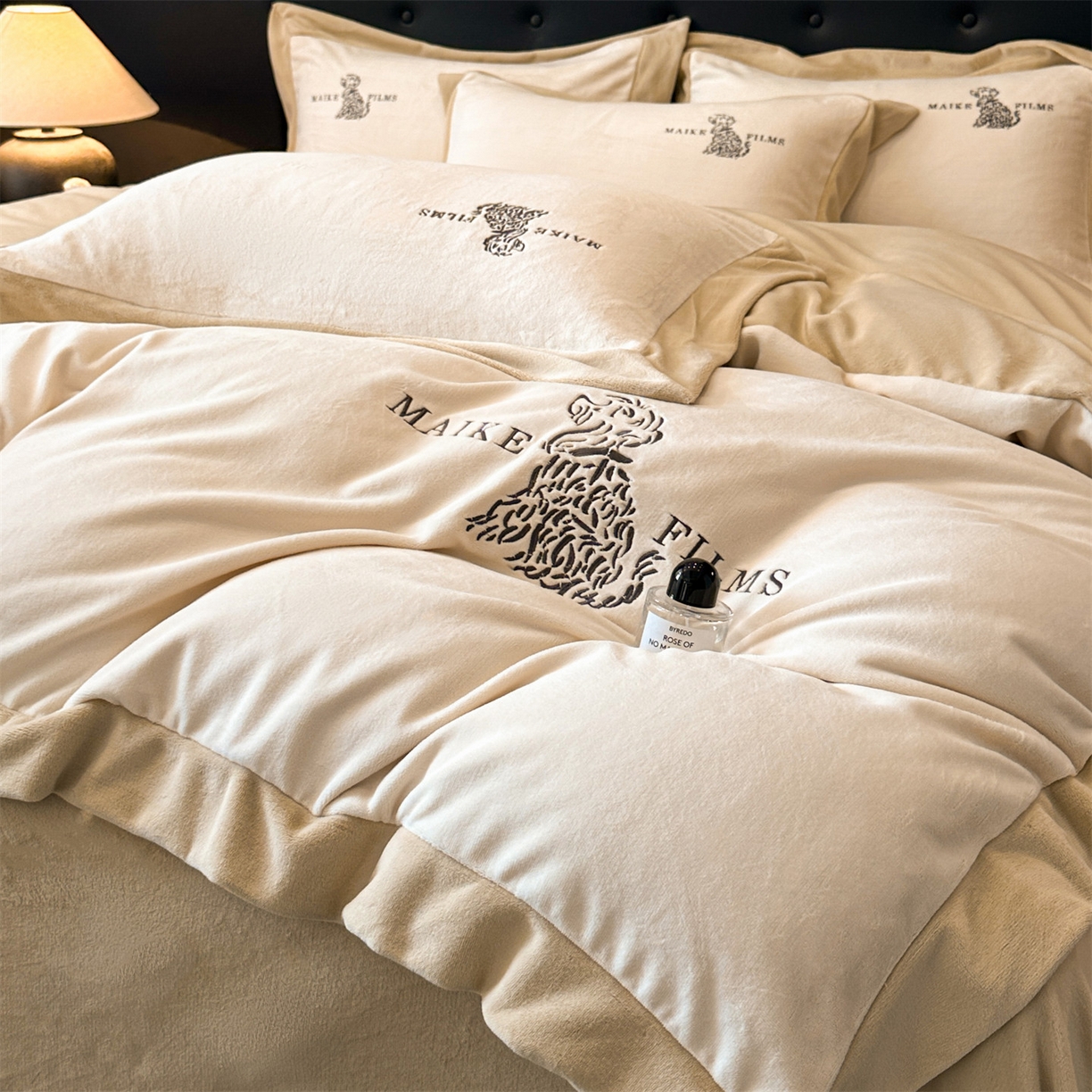 91家纺网 家纺一手货源 找家纺 笙意家纺 2025新款A类牛奶绒加厚卡通刺绣四件套-旺仔 旺仔-奶昔白+奶茶