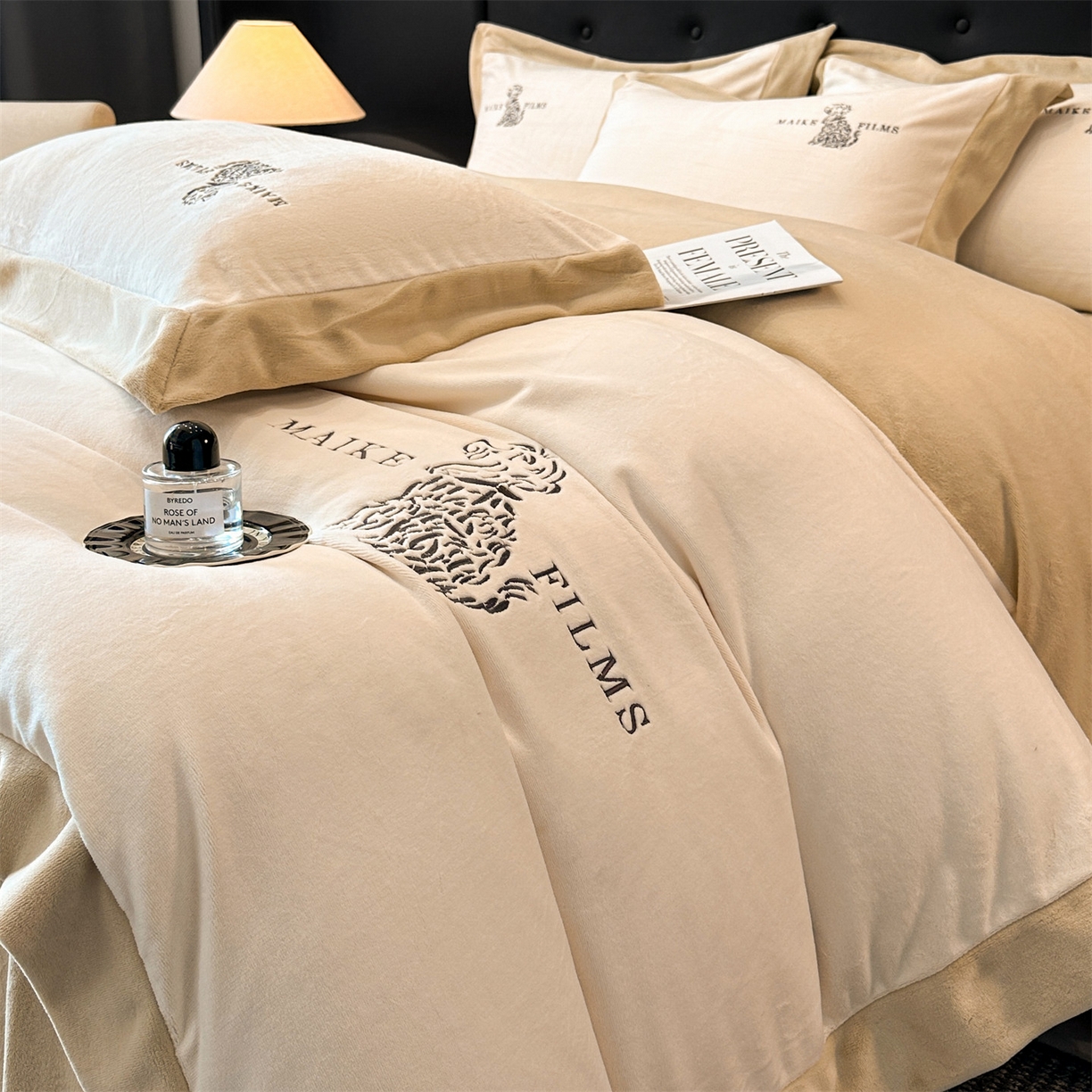 91家纺网 家纺一手货源 找家纺 笙意家纺 2025新款A类牛奶绒加厚卡通刺绣四件套-旺仔 旺仔-奶昔白+奶茶