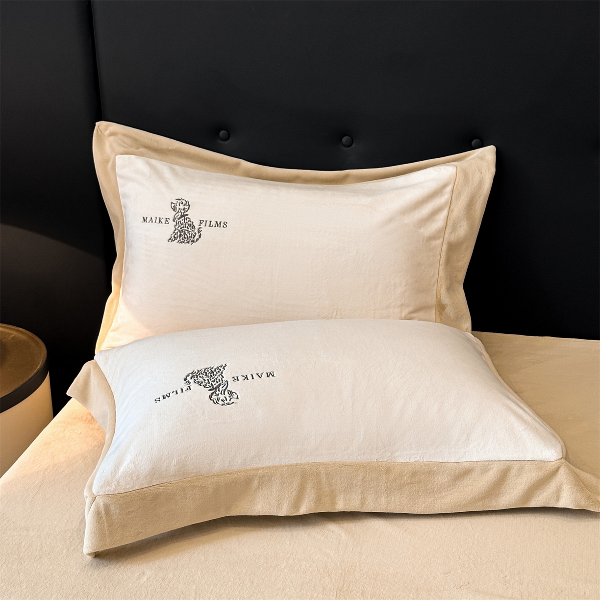 91家纺网 家纺一手货源 找家纺 笙意家纺 2025新款A类牛奶绒加厚卡通刺绣四件套-旺仔 旺仔-奶昔白+奶茶