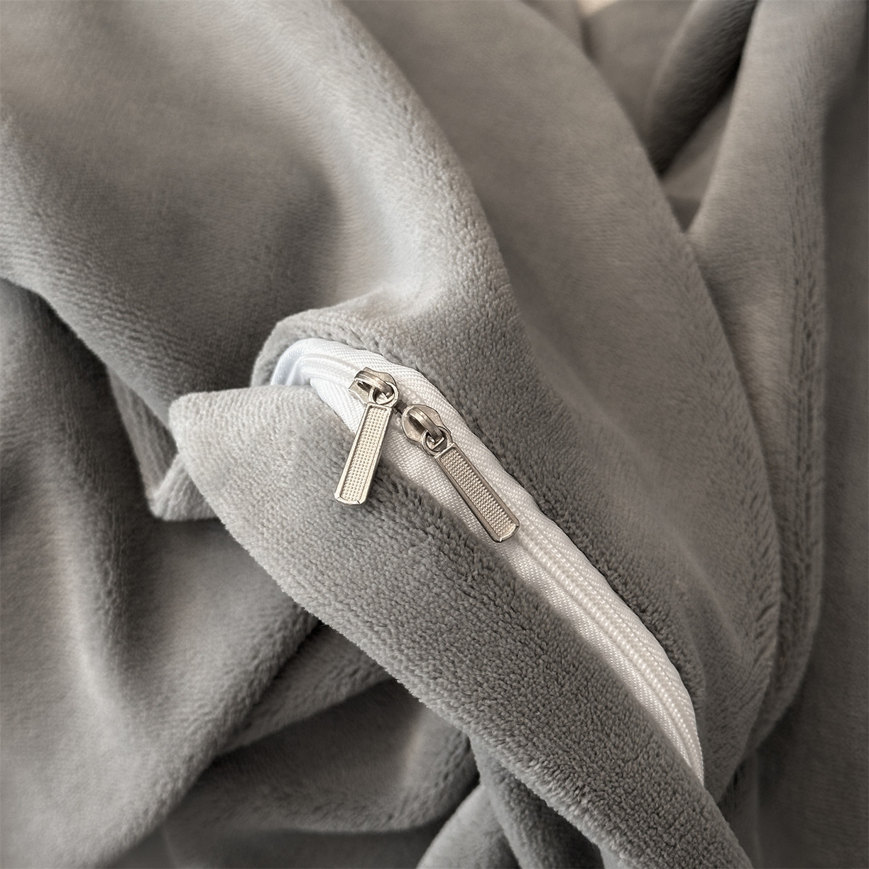 91家纺网 家纺一手货源 找家纺 笙意家纺 2025新款A类牛奶绒加厚卡通刺绣四件套-旺仔 旺仔-山灰+中灰