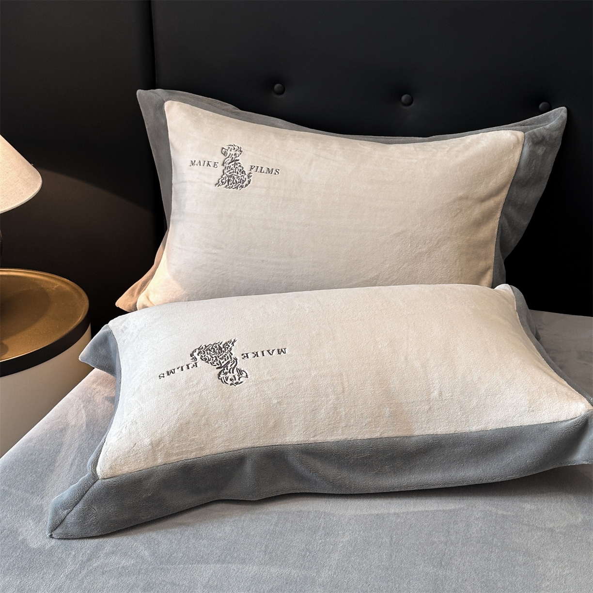 91家纺网 家纺一手货源 找家纺 笙意家纺 2025新款A类牛奶绒加厚卡通刺绣四件套-旺仔 旺仔-山灰+中灰