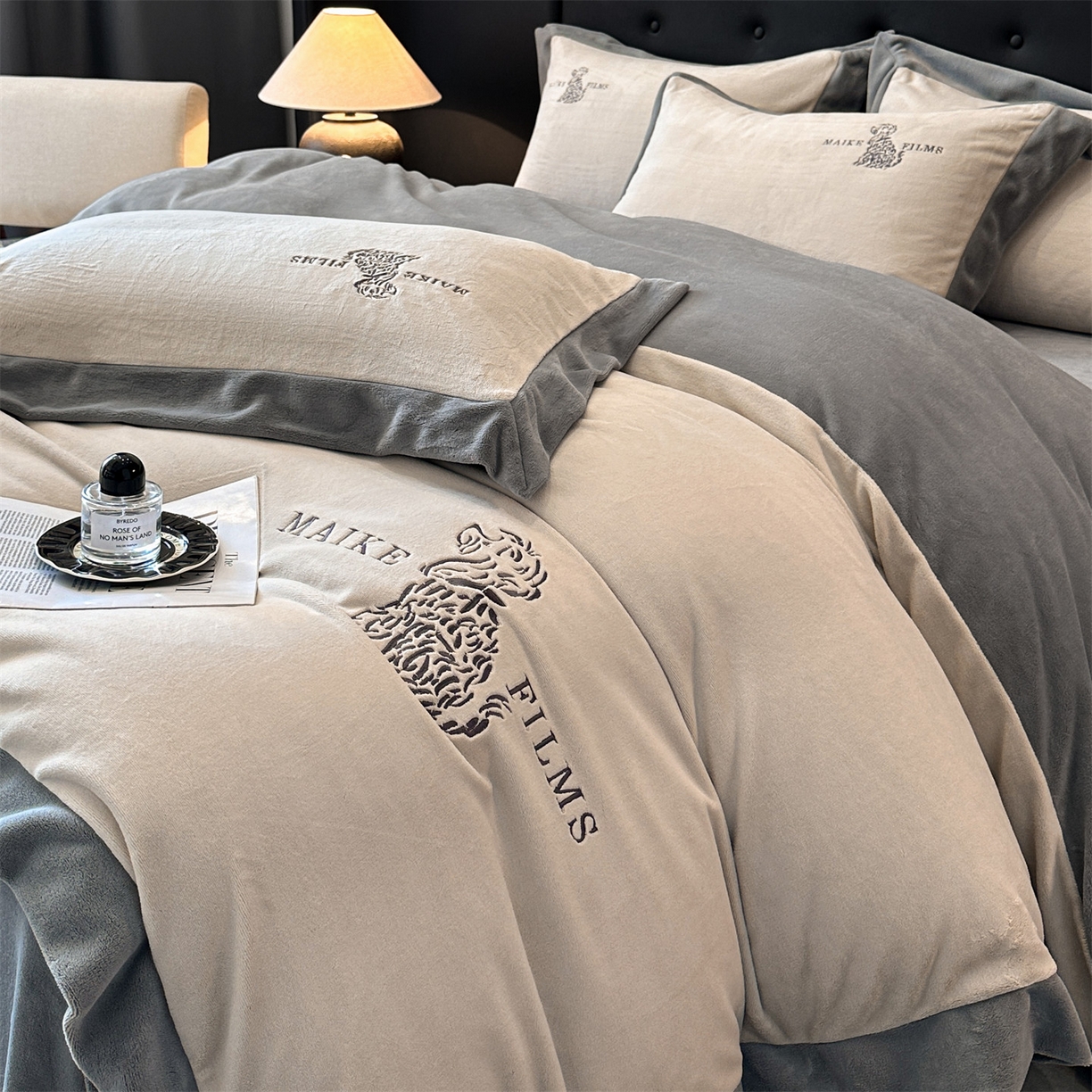 91家纺网 家纺一手货源 找家纺 笙意家纺 2025新款A类牛奶绒加厚卡通刺绣四件套-旺仔 旺仔-山灰+中灰