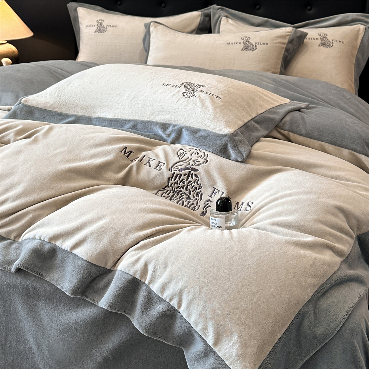 91家纺网 家纺一手货源 找家纺 笙意家纺 2025新款A类牛奶绒加厚卡通刺绣四件套-旺仔 旺仔-山灰+中灰