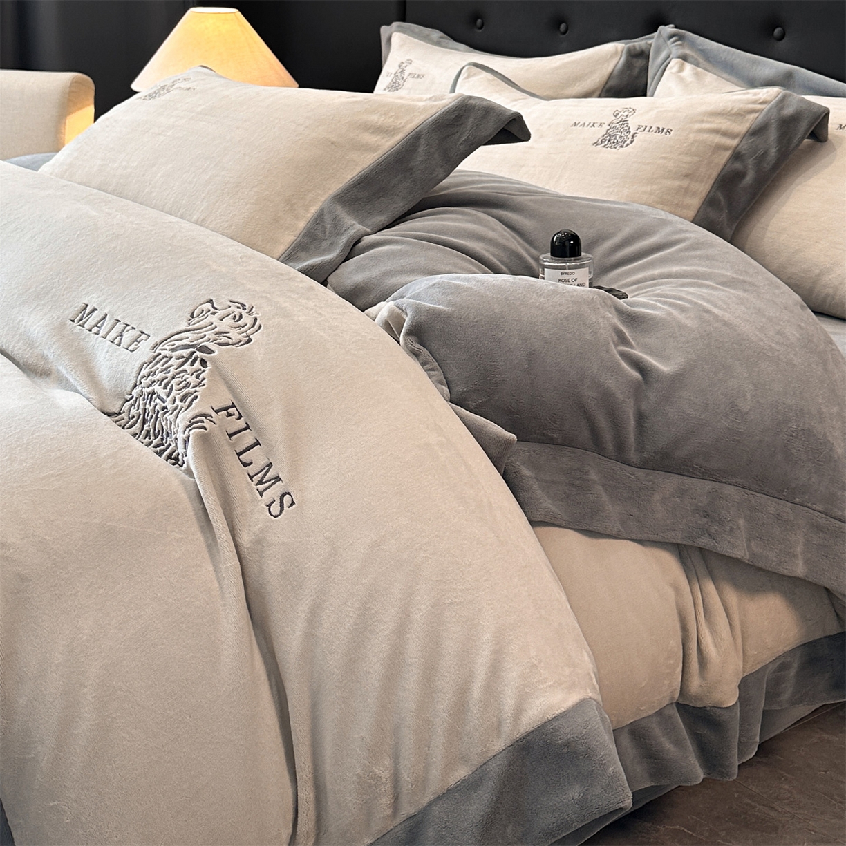 91家纺网 家纺一手货源 找家纺 笙意家纺 2025新款A类牛奶绒加厚卡通刺绣四件套-旺仔 旺仔-山灰+中灰