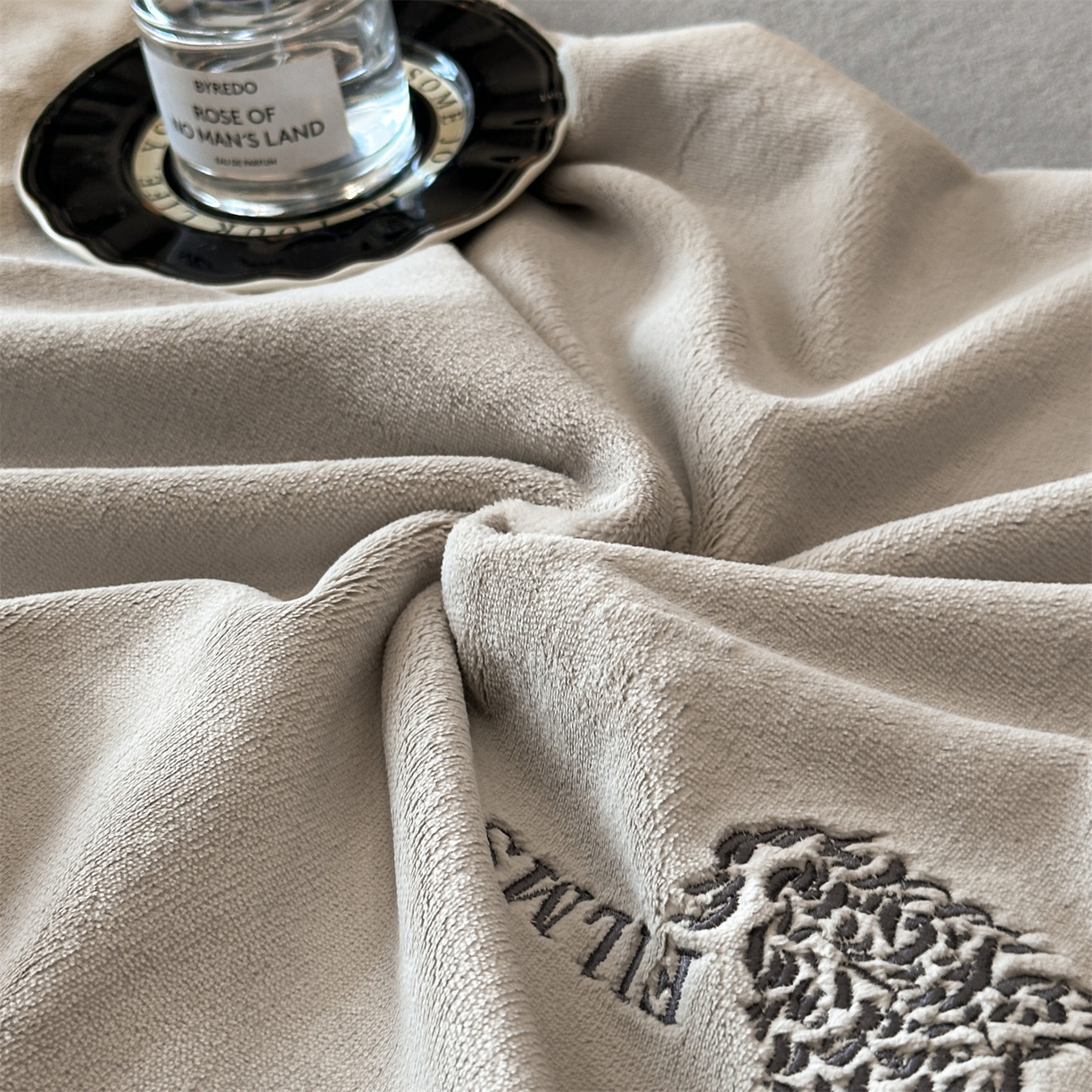 91家纺网 家纺一手货源 找家纺 笙意家纺 2025新款A类牛奶绒加厚卡通刺绣四件套-旺仔 旺仔-山灰+中灰