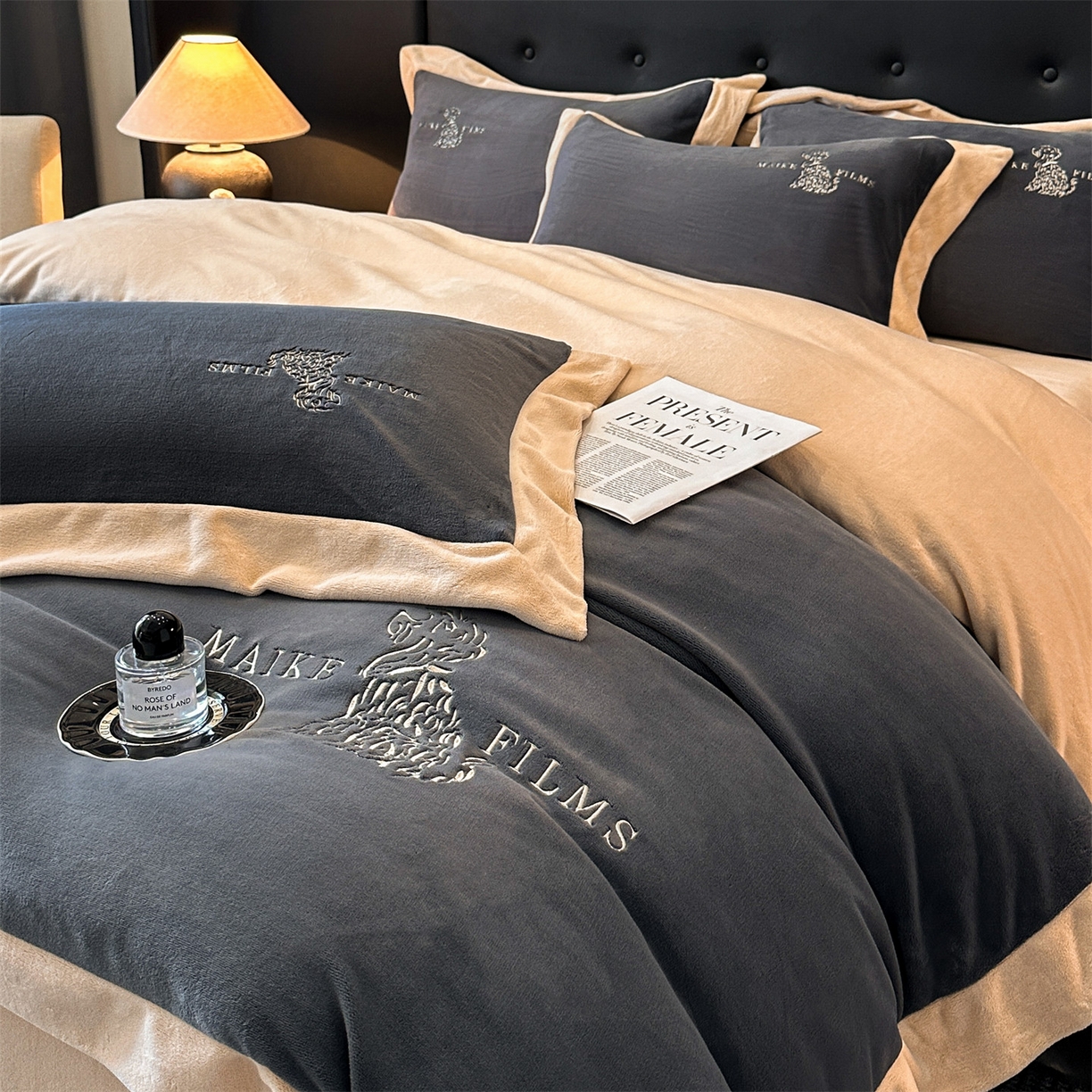 91家纺网 家纺一手货源 找家纺 笙意家纺 2025新款A类牛奶绒加厚卡通刺绣四件套-旺仔 旺仔-绅士灰+香槟