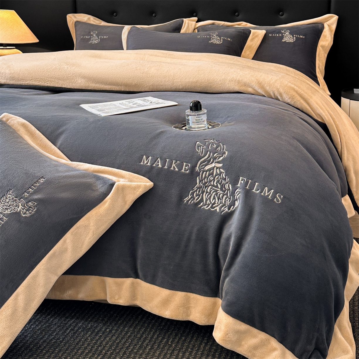 91家纺网 家纺一手货源 找家纺 笙意家纺 2025新款A类牛奶绒加厚卡通刺绣四件套-旺仔 旺仔-绅士灰+香槟