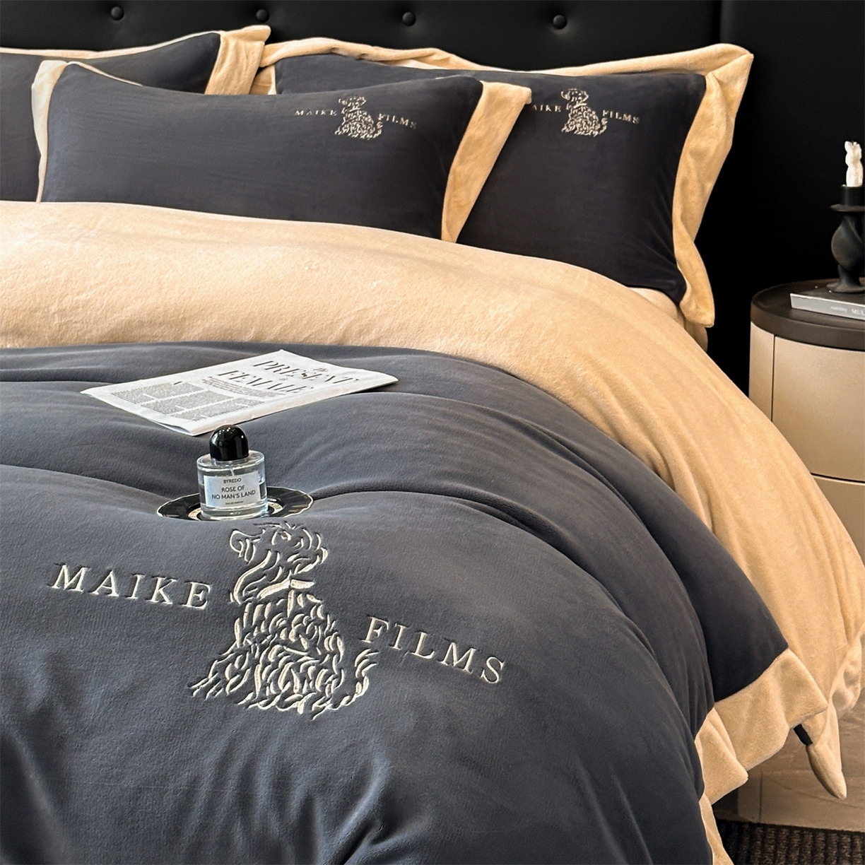 91家纺网 家纺一手货源 找家纺 笙意家纺 2025新款A类牛奶绒加厚卡通刺绣四件套-旺仔 旺仔-绅士灰+香槟