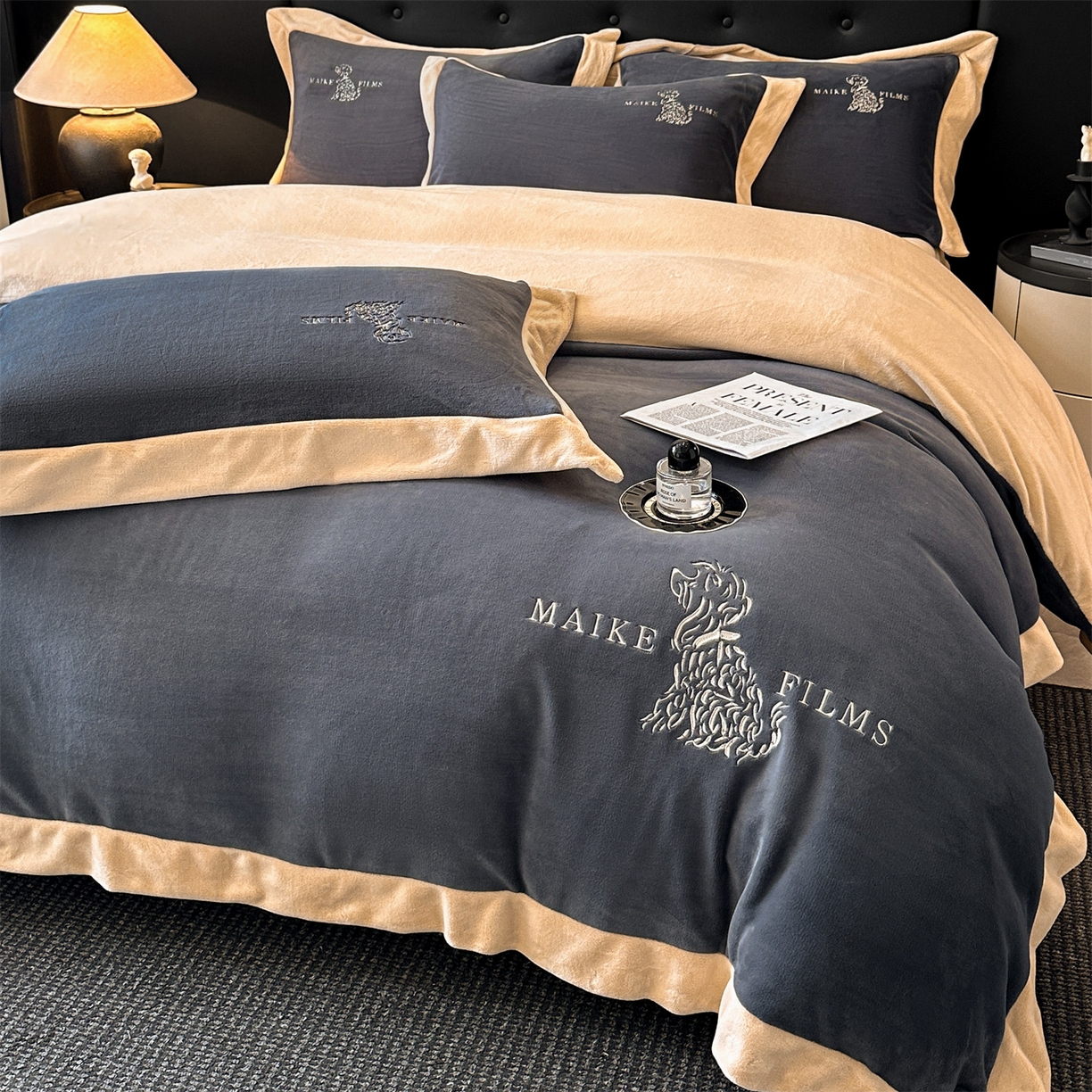 91家纺网 家纺一手货源 找家纺 笙意家纺 2025新款A类牛奶绒加厚卡通刺绣四件套-旺仔 旺仔-绅士灰+香槟