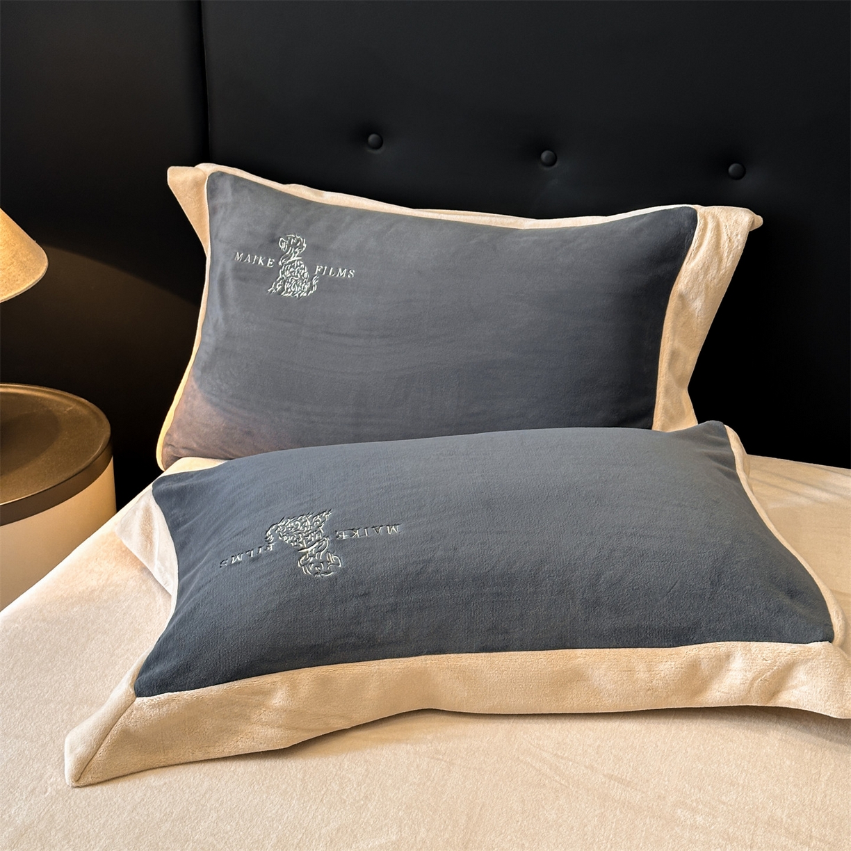 91家纺网 家纺一手货源 找家纺 笙意家纺 2025新款A类牛奶绒加厚卡通刺绣四件套-旺仔 旺仔-绅士灰+香槟