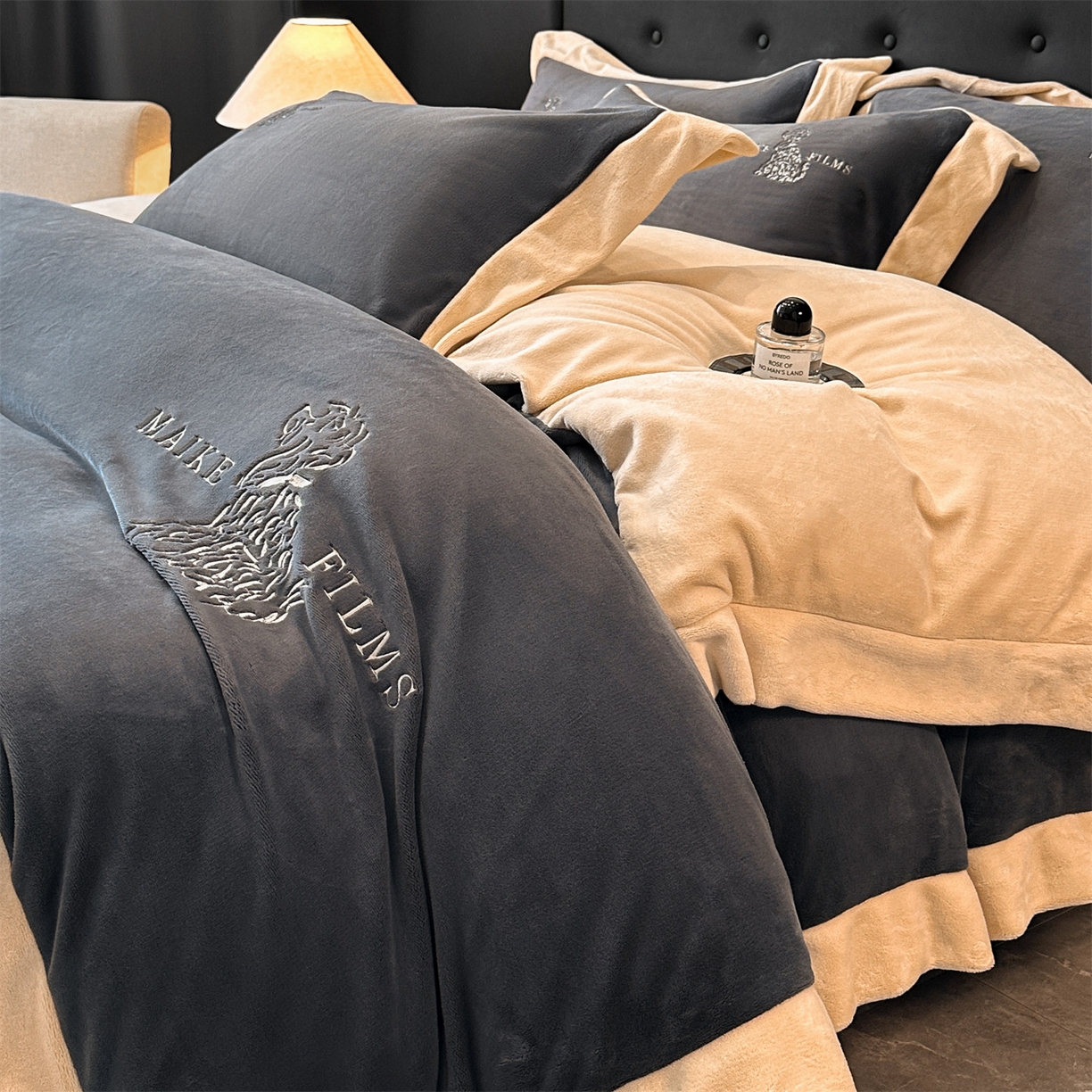 91家纺网 家纺一手货源 找家纺 笙意家纺 2025新款A类牛奶绒加厚卡通刺绣四件套-旺仔 旺仔-绅士灰+香槟