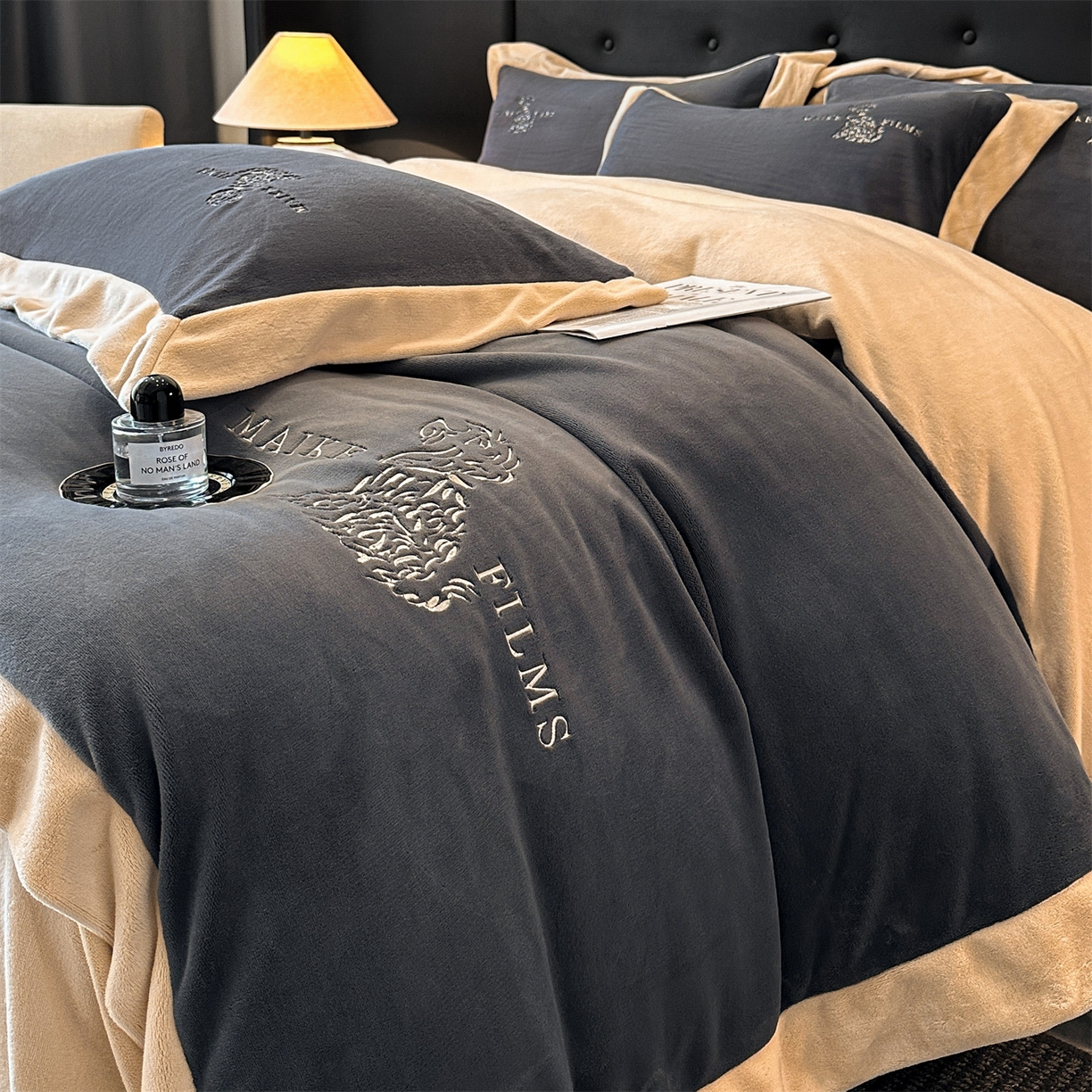 91家纺网 家纺一手货源 找家纺 笙意家纺 2025新款A类牛奶绒加厚卡通刺绣四件套-旺仔 旺仔-绅士灰+香槟