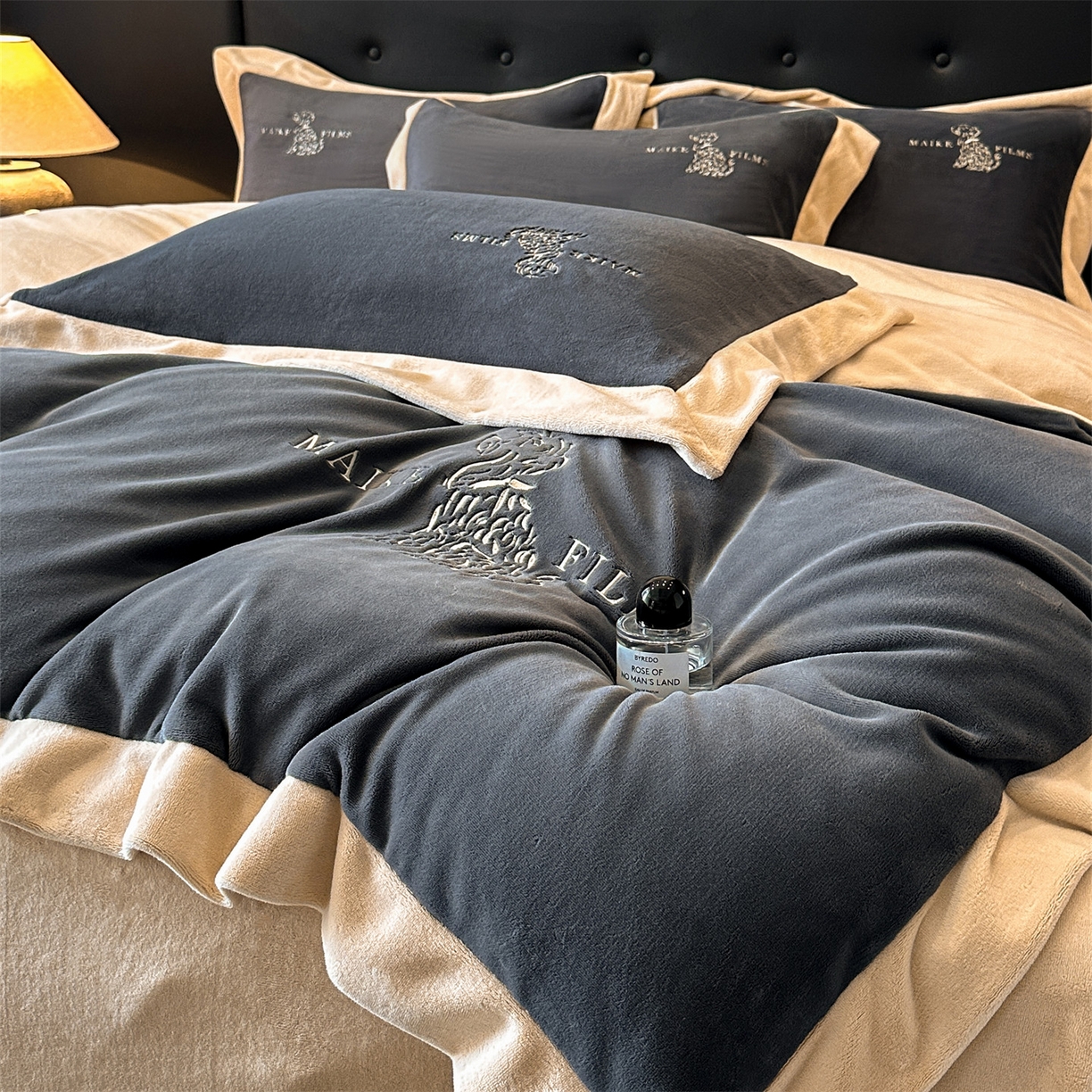 91家纺网 家纺一手货源 找家纺 笙意家纺 2025新款A类牛奶绒加厚卡通刺绣四件套-旺仔 旺仔-绅士灰+香槟