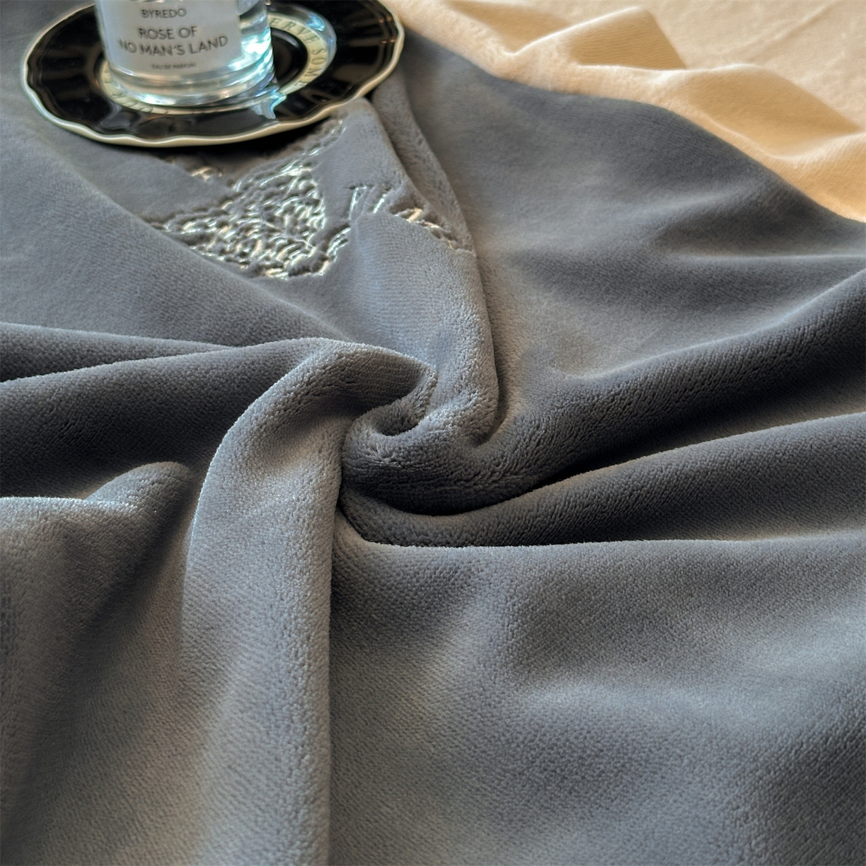 91家纺网 家纺一手货源 找家纺 笙意家纺 2025新款A类牛奶绒加厚卡通刺绣四件套-旺仔 旺仔-绅士灰+香槟