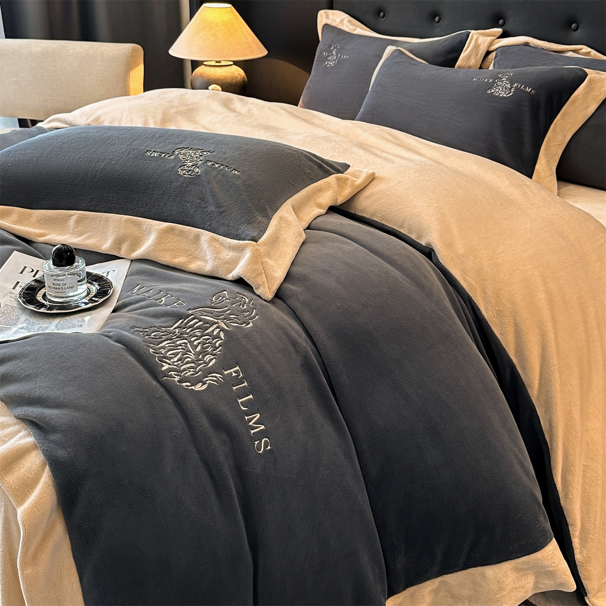 91家纺网 家纺一手货源 找家纺 笙意家纺 2025新款A类牛奶绒加厚卡通刺绣四件套-旺仔 旺仔-绅士灰+香槟