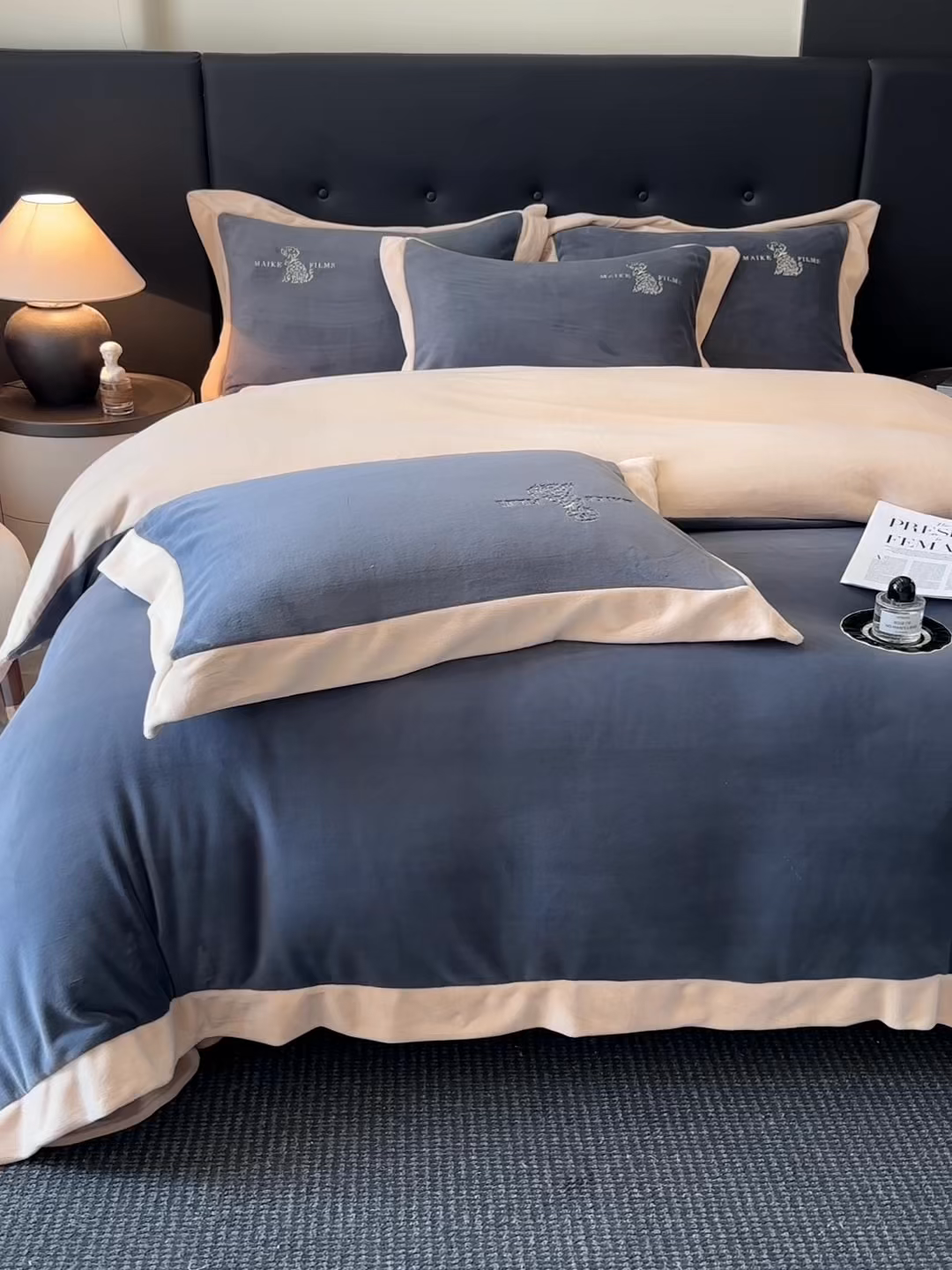 91家纺网 家纺一手货源 找家纺 笙意家纺 2025新款A类牛奶绒加厚卡通刺绣四件套-旺仔 旺仔-绅士灰+香槟