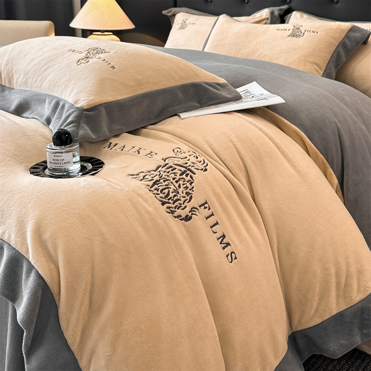 91家纺网 家纺一手货源 找家纺 笙意家纺 2025新款A类牛奶绒加厚卡通刺绣四件套-旺仔 旺仔-香槟+中灰