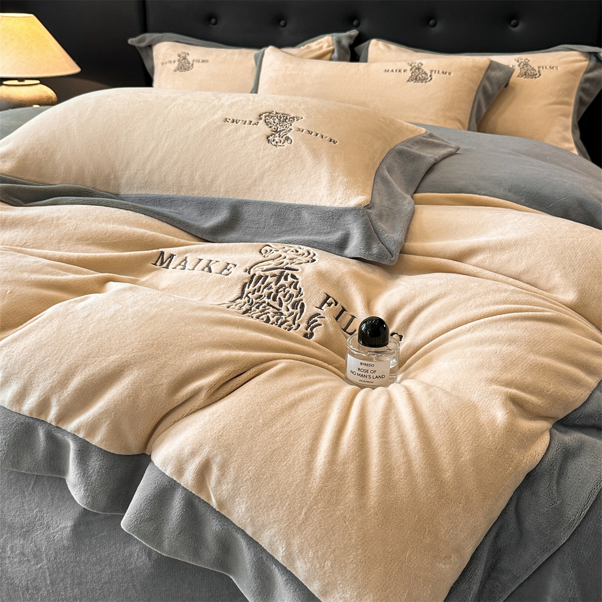 91家纺网 家纺一手货源 找家纺 笙意家纺 2025新款A类牛奶绒加厚卡通刺绣四件套-旺仔 旺仔-香槟+中灰