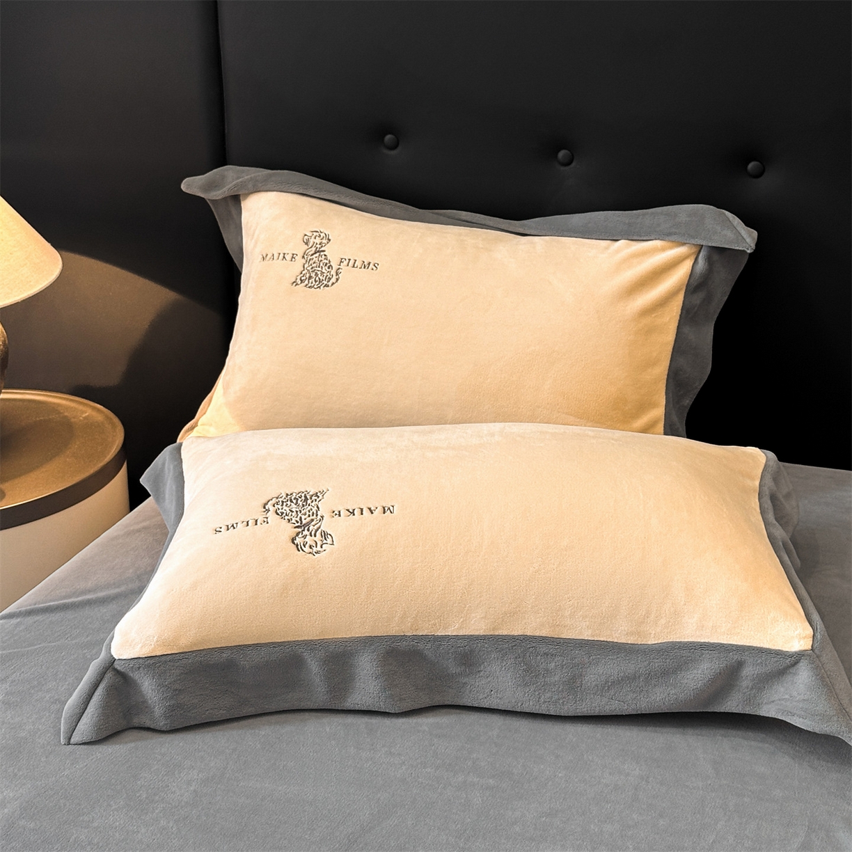 91家纺网 家纺一手货源 找家纺 笙意家纺 2025新款A类牛奶绒加厚卡通刺绣四件套-旺仔 旺仔-香槟+中灰