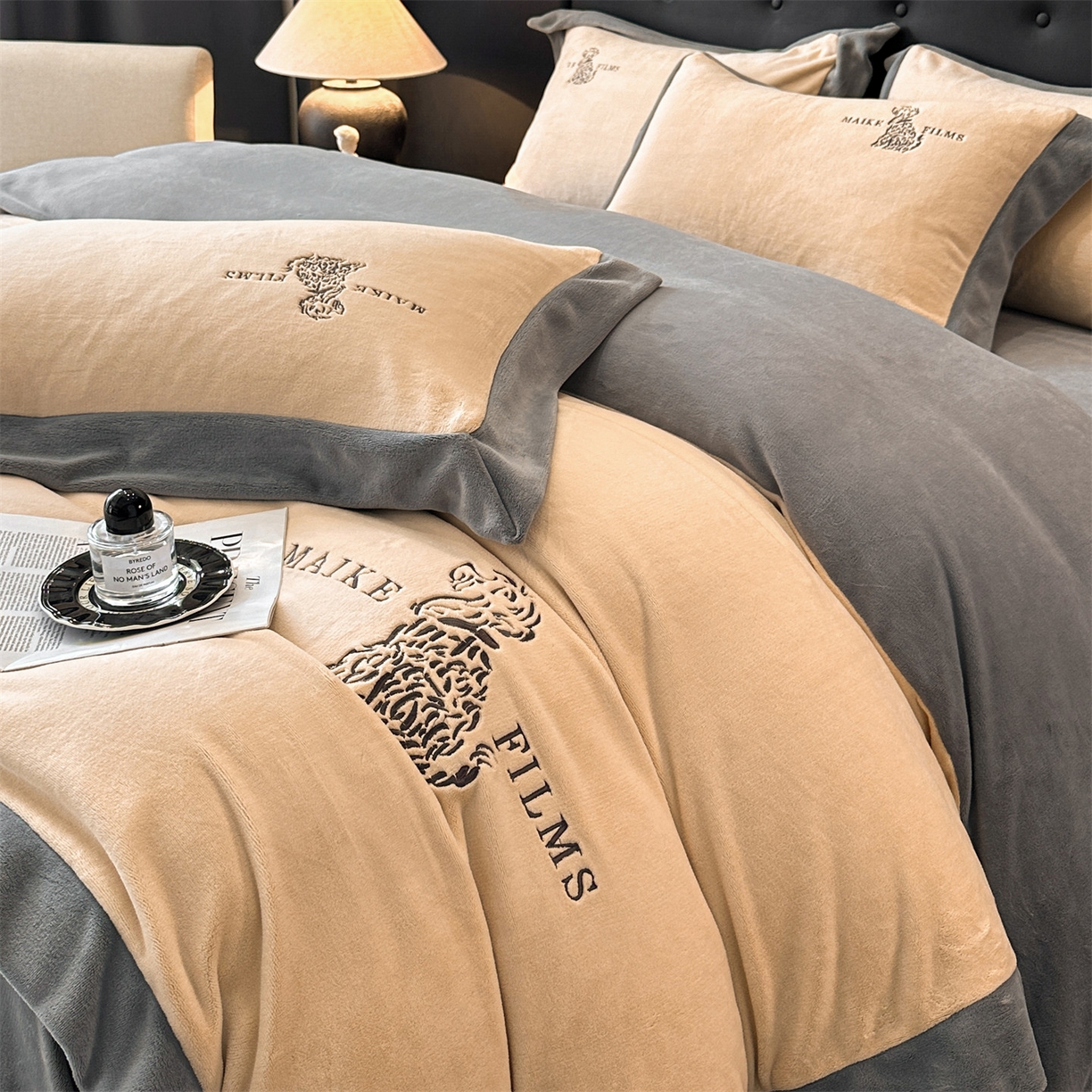 91家纺网 家纺一手货源 找家纺 笙意家纺 2025新款A类牛奶绒加厚卡通刺绣四件套-旺仔 旺仔-香槟+中灰