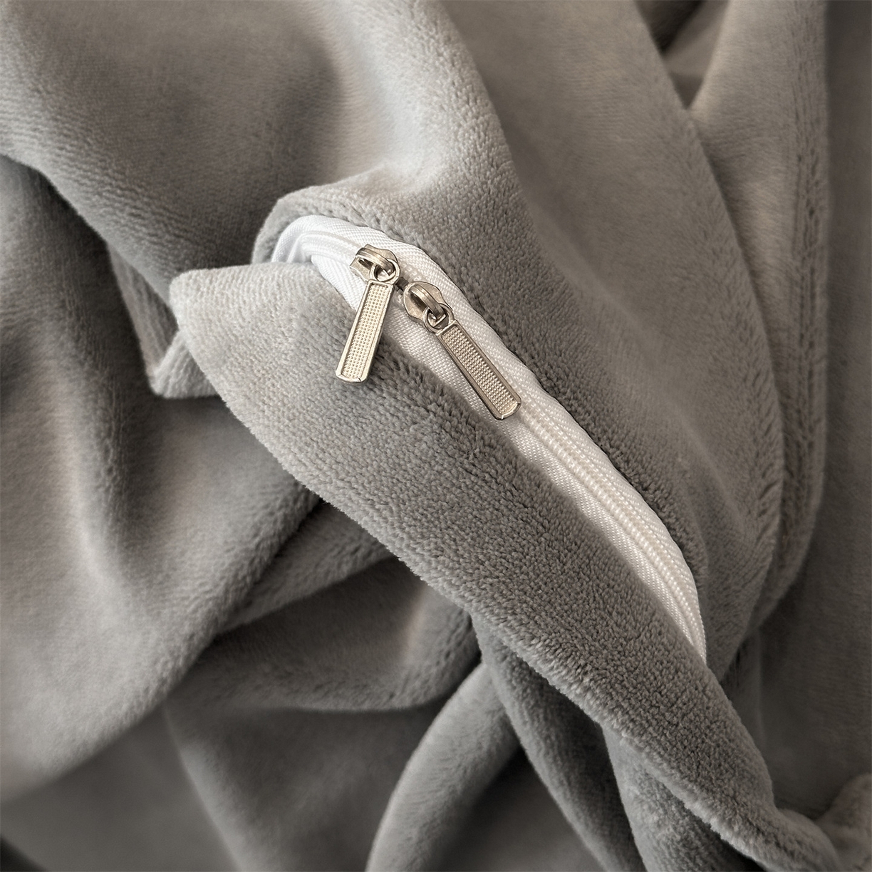 91家纺网 家纺一手货源 找家纺 笙意家纺 2025新款A类牛奶绒加厚卡通刺绣四件套-旺仔 旺仔-香槟+中灰