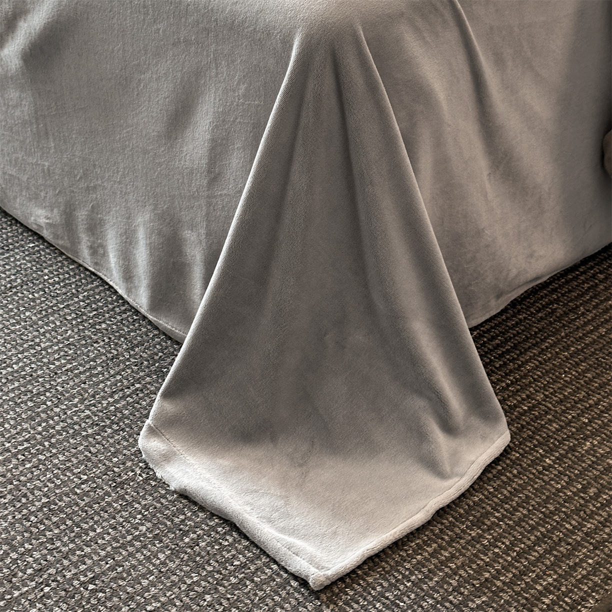 91家纺网 家纺一手货源 找家纺 笙意家纺 2025新款A类牛奶绒加厚卡通刺绣四件套-旺仔 旺仔-香槟+中灰