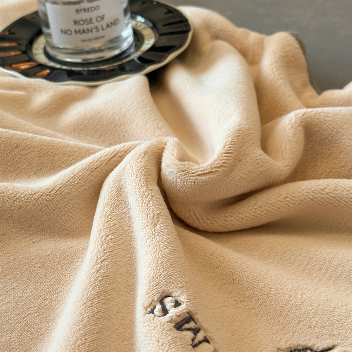 91家纺网 家纺一手货源 找家纺 笙意家纺 2025新款A类牛奶绒加厚卡通刺绣四件套-旺仔 旺仔-香槟+中灰