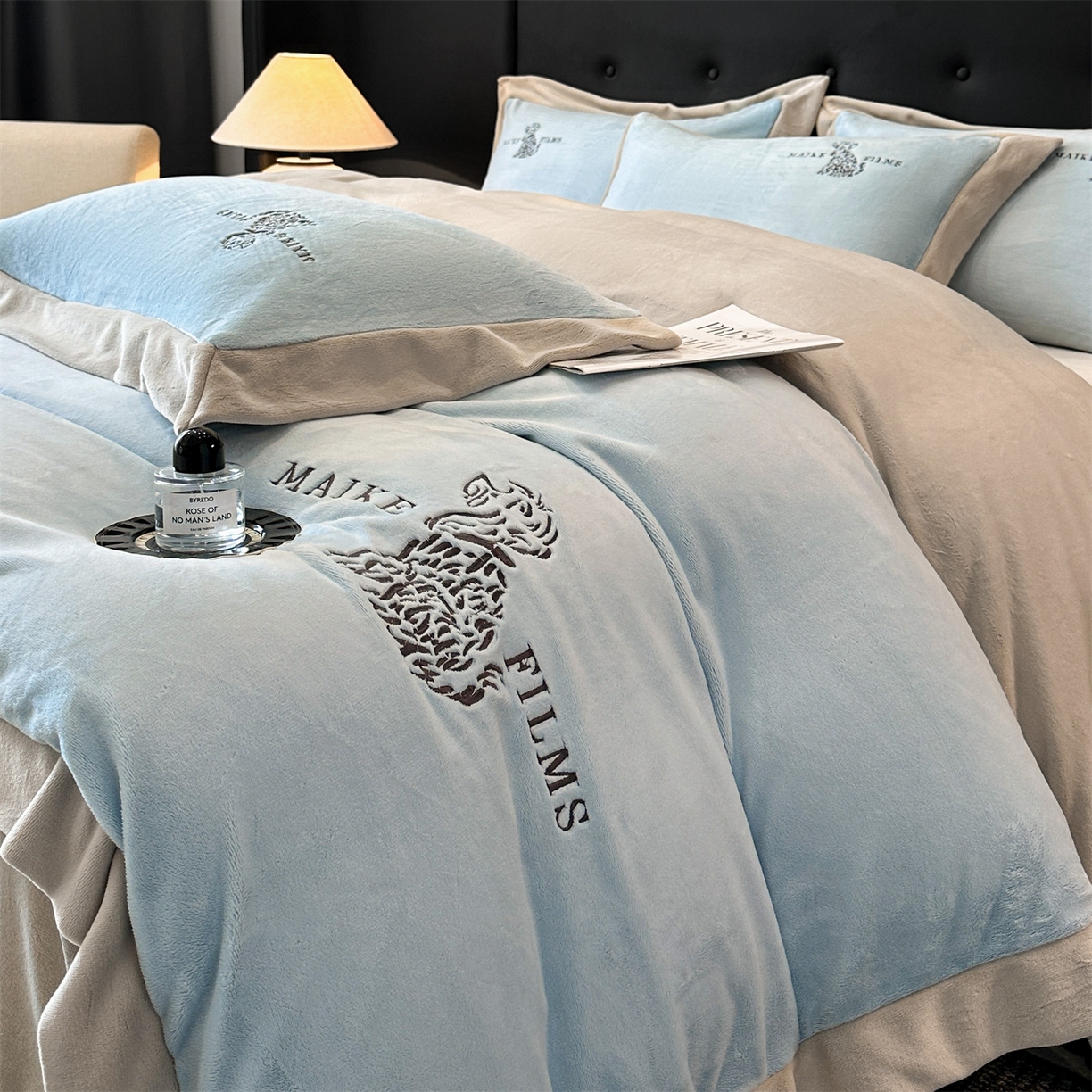 91家纺网 家纺一手货源 找家纺 笙意家纺 2025新款A类牛奶绒加厚卡通刺绣四件套-旺仔 旺仔-婴儿蓝+山灰