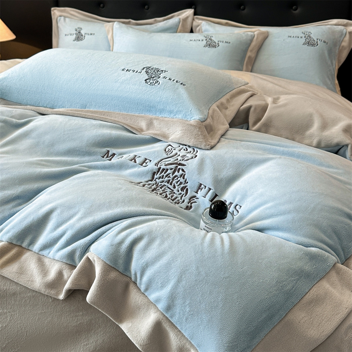 91家纺网 家纺一手货源 找家纺 笙意家纺 2025新款A类牛奶绒加厚卡通刺绣四件套-旺仔 旺仔-婴儿蓝+山灰