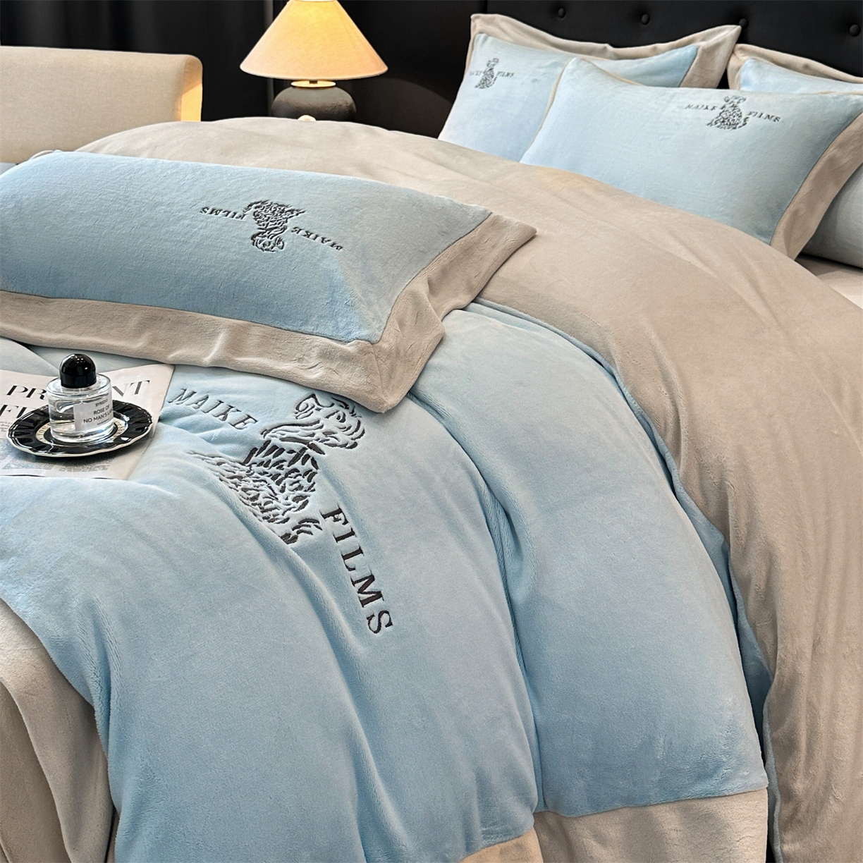 91家纺网 家纺一手货源 找家纺 笙意家纺 2025新款A类牛奶绒加厚卡通刺绣四件套-旺仔 旺仔-婴儿蓝+山灰