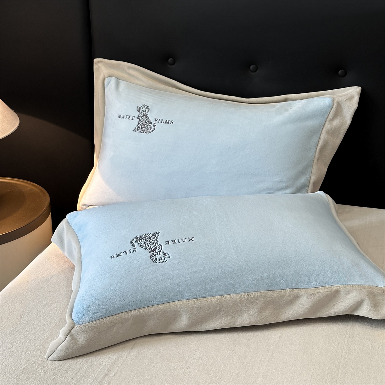 91家纺网 家纺一手货源 找家纺 笙意家纺 2025新款A类牛奶绒加厚卡通刺绣四件套-旺仔 旺仔-婴儿蓝+山灰