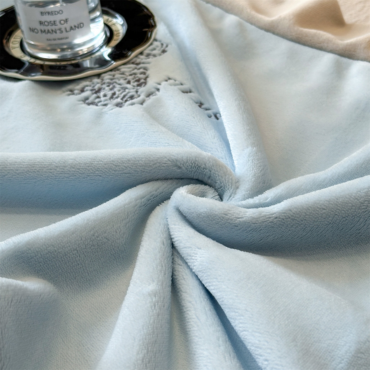 91家纺网 家纺一手货源 找家纺 笙意家纺 2025新款A类牛奶绒加厚卡通刺绣四件套-旺仔 旺仔-婴儿蓝+山灰