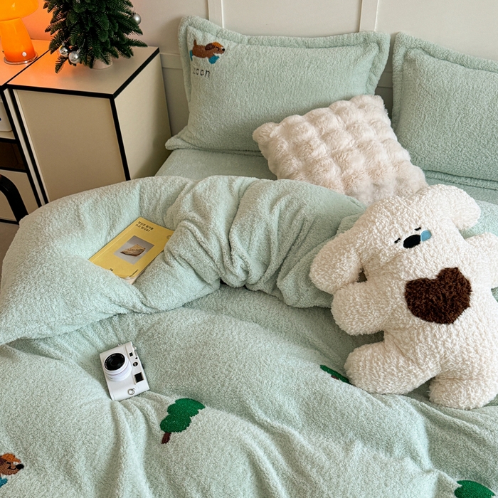 91家纺网 家纺一手货源 找家纺 萝莉家纺 2025新款加厚泰迪绒毛巾绣四件套 腊肠狗蓝