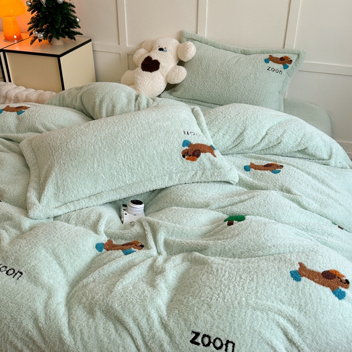 91家纺网 家纺一手货源 找家纺 萝莉家纺 2025新款加厚泰迪绒毛巾绣四件套 腊肠狗蓝