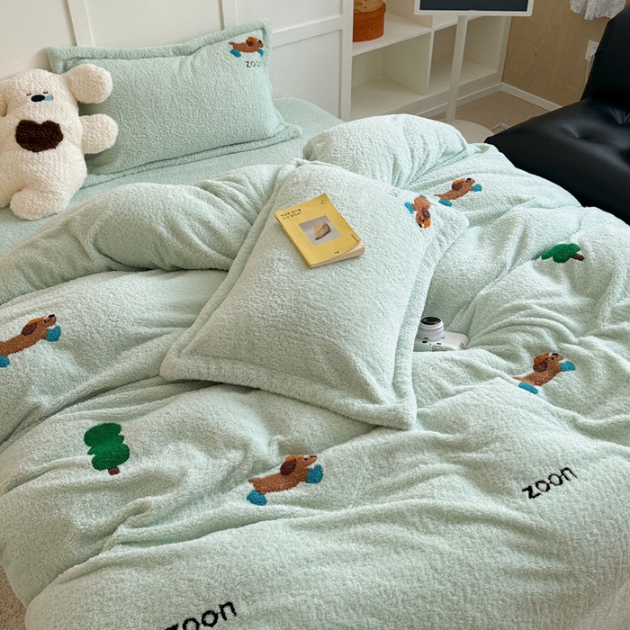 91家纺网 家纺一手货源 找家纺 萝莉家纺 2025新款加厚泰迪绒毛巾绣四件套 腊肠狗蓝