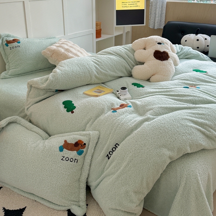 91家纺网 家纺一手货源 找家纺 萝莉家纺 2025新款加厚泰迪绒毛巾绣四件套 腊肠狗蓝