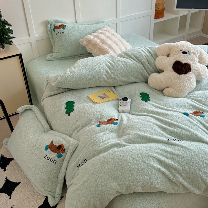 91家纺网 家纺一手货源 找家纺 萝莉家纺 2025新款加厚泰迪绒毛巾绣四件套 腊肠狗蓝