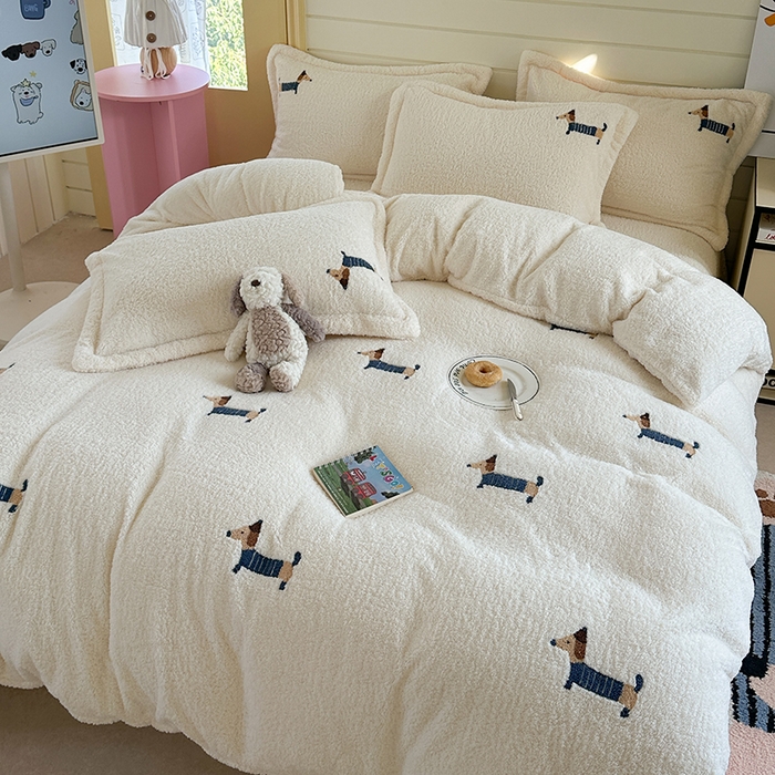 91家纺网 家纺一手货源 找家纺 萝莉家纺 2025新款加厚泰迪绒毛巾绣四件套 可爱狗米白