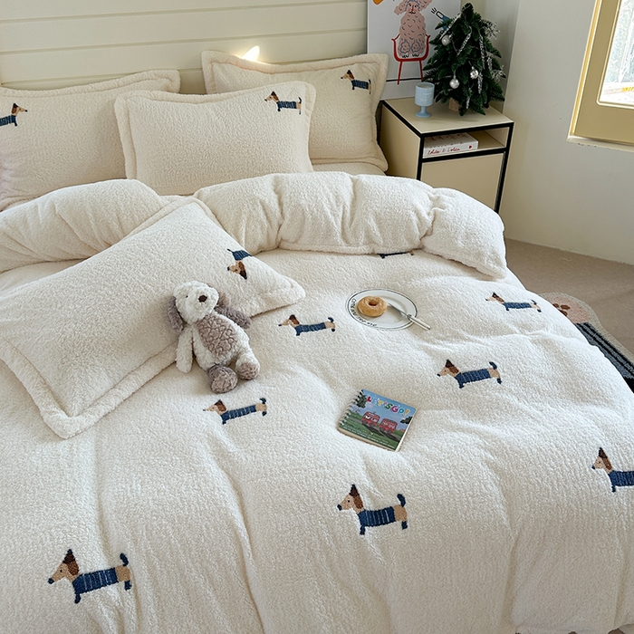 91家纺网 家纺一手货源 找家纺 萝莉家纺 2025新款加厚泰迪绒毛巾绣四件套 可爱狗米白